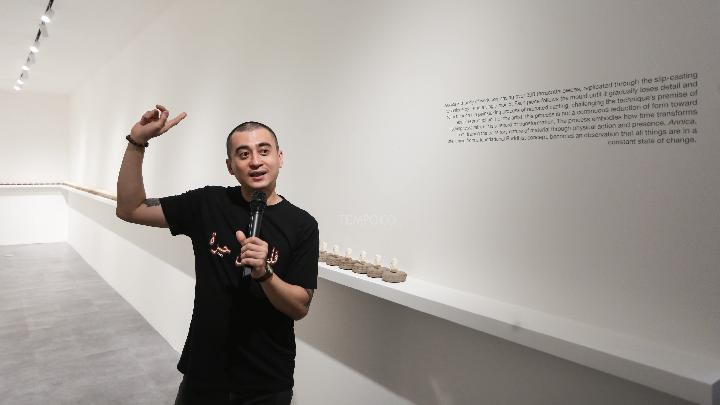Facing Challenges: Material Keramik Albert Yonathan dalam Lorong Waktu