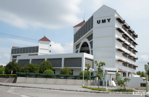 When UMY Students Cornered Police Intel at Yogyakarta Protest