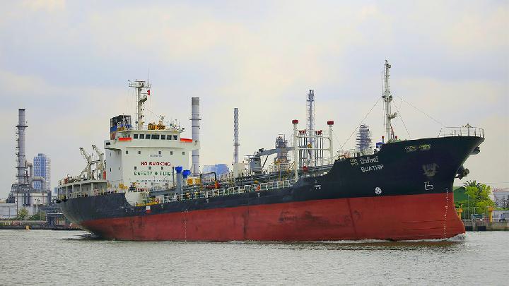 Oil Prices Rise as Strait of Hormuz Shipping Slows