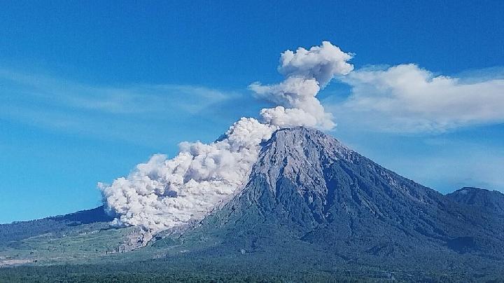 Mount Semeru Eruption Triggers Ash Rain in Lumajang