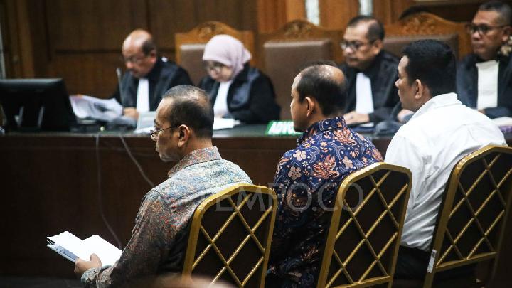 Visit Agenda: Saksi: Saya Dibekali Kartu Kredit untuk Pejabat Bea Cukai