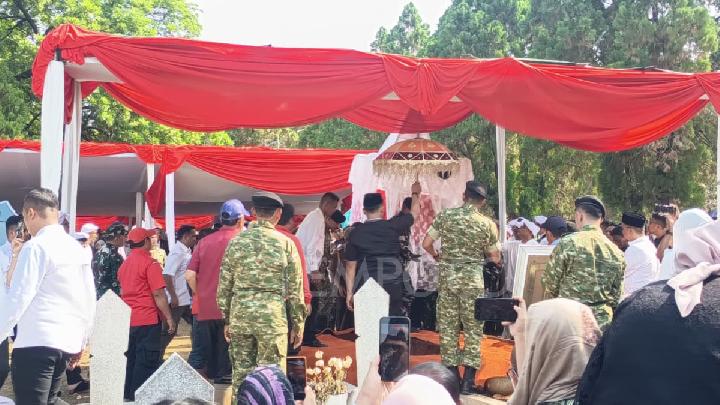 Solving Problems: Saan Mustopa Memimpin Upacara Pemakaman Rachmat Gobel