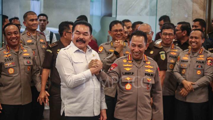 Topics Covered: Bertemu Jaksa Agung, Kapolri: Jaksa-Polisi Tak Ada Masalah