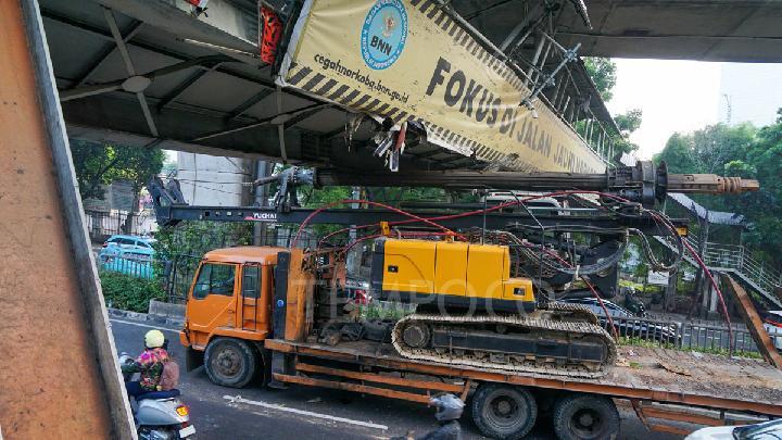 Truk Alat Berat Tersangkut JPO hingga Rusak di Tendean
