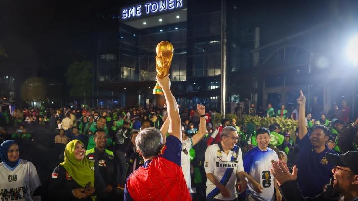 Facing Challenges: Jadi Penggerak Ekonomi Masyarakat, Kementerian UMKM Gelar Nobar Final Piala Dunia bagi Pengemudi Ojol