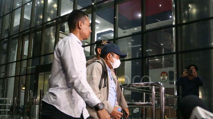 Bupati Lombok Barat Tertunduk dan Bungkam Saat Tiba di KPK