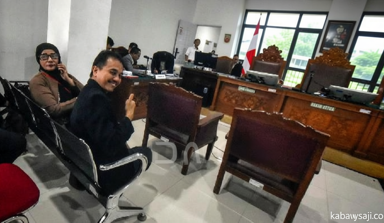 Historic Moment: Pengacara Putar Video Penangkapan Roy Suryo